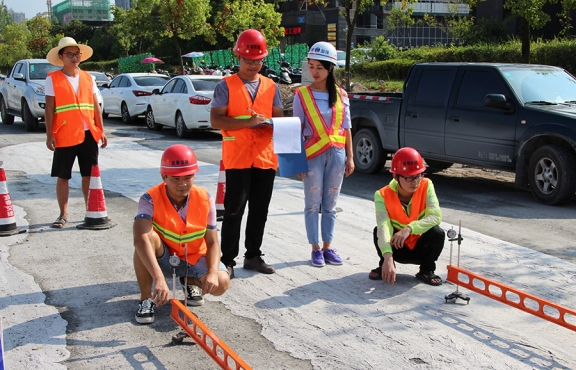 2018年8月，G220試驗(yàn)路段交工驗(yàn)收，測量彎沉評(píng)估路面的整體強(qiáng)度