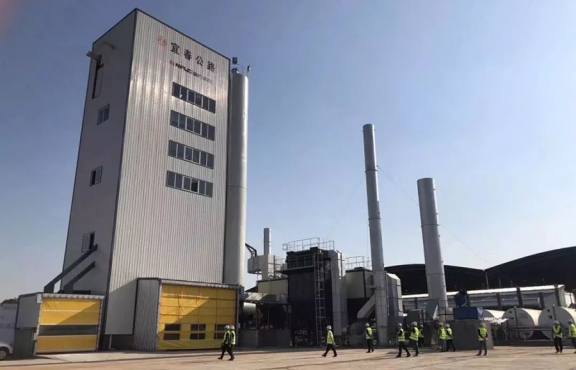 2018年10月12日，來自全國各地的筑養(yǎng)路行業(yè)專家、高?？蒲袑W(xué)者等150余人，蒞臨豐城綜合養(yǎng)護(hù)中心，現(xiàn)場觀摩全環(huán)保瀝青攪拌設(shè)備及各類環(huán)保裝置。