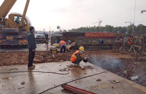 嚴(yán)抓復(fù)工后的疫情防控工作。圖為2020年2月24日樟樹(shù)葛玄路臺(tái)埠中橋便道鋼便橋施工現(xiàn)場(chǎng)